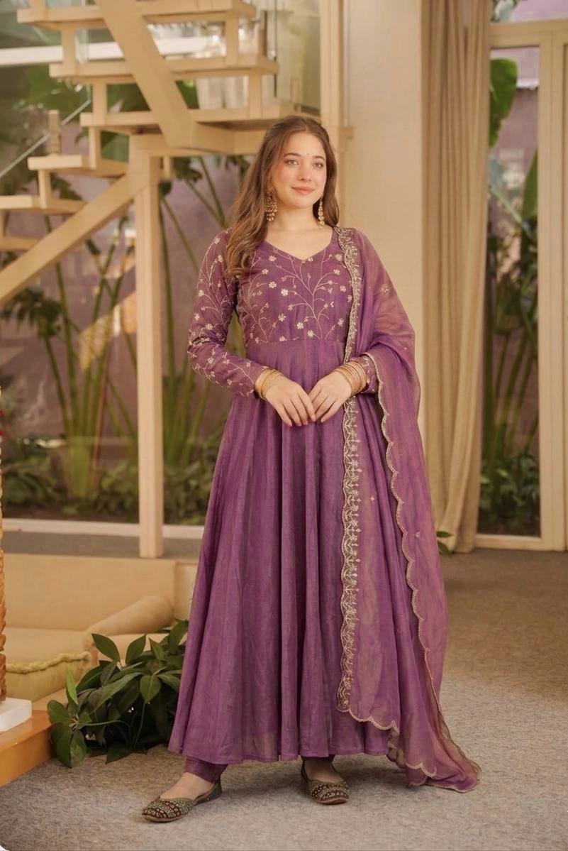 Ethereal Lavender Flared Anarkali Suit Set Featuring Delicate Floral Bodice Embroidery and a Scalloped Dupatta